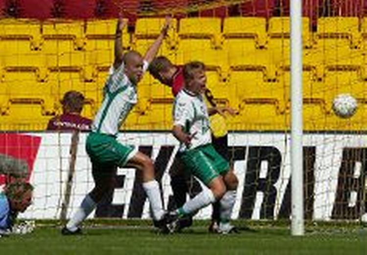 Rajko Lekic der her rækker armene efter endnu en Silkeborg-scoring, blev grebet i halsen af Leon Andreassen, uden straf til AGFeren. - Foto: Finn Frandsen 