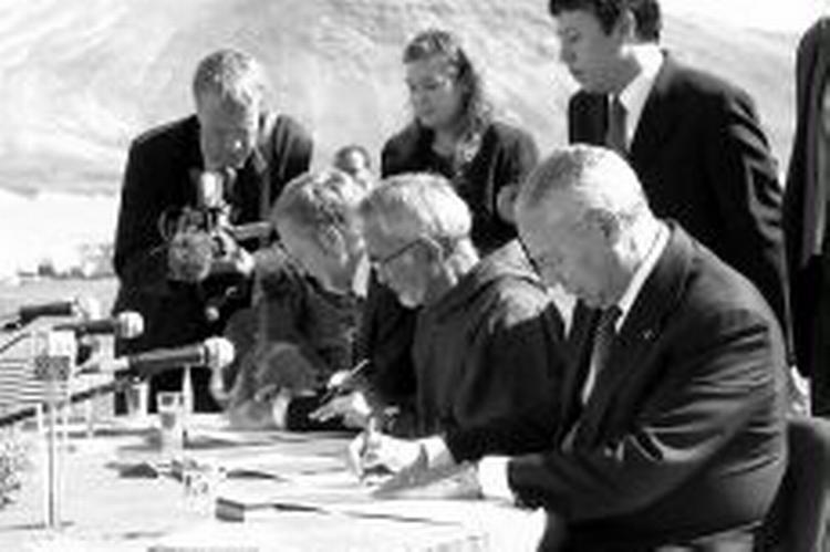 TILPASSET AKTIVISME? Seneste milesten i dansk udenrigspolitik: Tre udenrigsministre underskriver en ny aftale mellem Danmark, Grønland og USA om opgradering af Thule-radaren. 