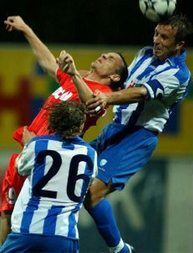 Sebastian Squillaci (tv.) fra Monaco i en nærkamp med to spillere fra Gorica. - Foto: AP 