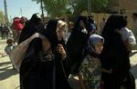 Civil irakere flygter ud af Najaf, efter heftige kampe mellem oprørere og amerikanskledede styrker brød ud i morges. - Foto: AP 