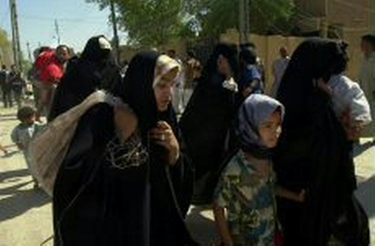 Civil irakere flygter ud af Najaf, efter heftige kampe mellem oprørere og amerikanskledede styrker brød ud i morges. - Foto: AP 