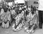 Flygtningekvinder fra Darfur-provinsen i Sudan venter tålmodigt på de sparsomme nødhjælpsrationer.   Foto: Runo Samuelsson 