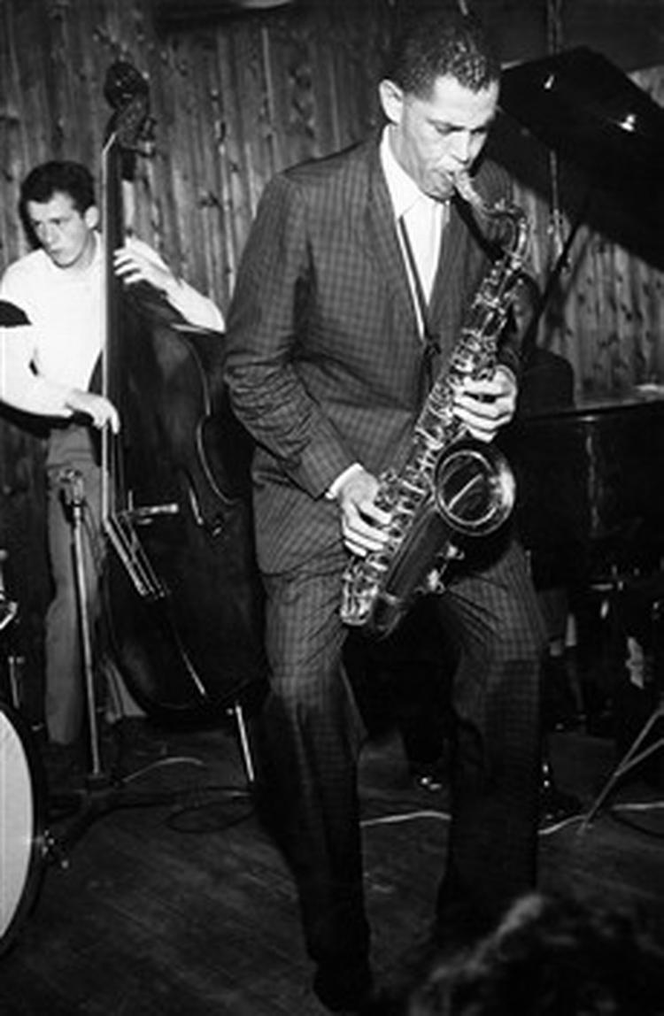 Dexter Gordon flyttede til Danmark for at blive mr. Dexter Gordonsen, som her ses i Montmartre med en ung Niels Henning Ørsted Pedersen på bas. - Arkivfoto 