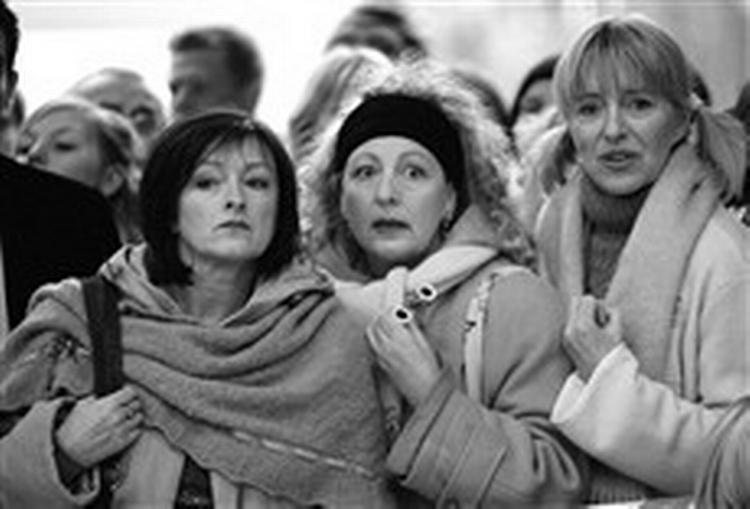 Kirsten Lehfeldt spiller Waage Sandøes skruppelløse kone i en film, der er sjov, men ikke vellykket. - PR-foto 
