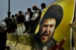 Unge shia-muslimer protesterer i Bagdad over det amerikanske angreb i Najaf, hvor al-Sadr opholder sig. - Foto: AP 