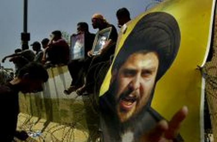 Unge shia-muslimer protesterer i Bagdad over det amerikanske angreb i Najaf, hvor al-Sadr opholder sig. - Foto: AP 