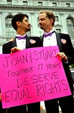 Stuart Gaffney og John Lewis har levet sammen i 17 år og fik papir på hinanden af San Franciscos borgmester tidligere i år. Højesteret har nu kendt deres vielsesattest og 4.036 andre af slagsen ugyldige   Foto: Ben Margot/AP 