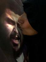 En shiamuslimsk kvinde kysser en plakat med den oprørske præst. - Foto: AP 
