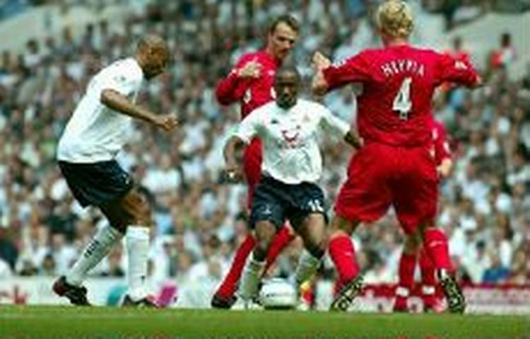 Defoe - i midten - stod for Tottenhams enlige mål mod Liverpool. - Foto: AP 