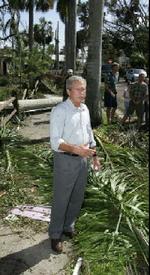 George W. Bush besigtigede skaderne under et besøg i Florida søndag. - Foto: AP 