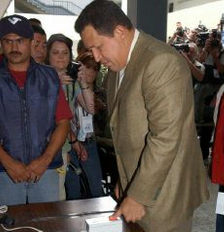Den venstreorienterede Chavez - der her afgiver sin stemme - undgår sandsynligvis en fyring før tid. - Foto: AP 