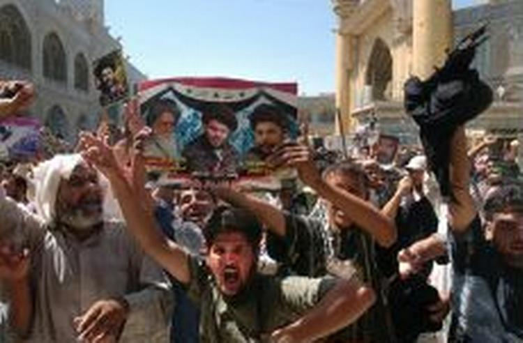 Irakiske demonstranter har taget opstilling foran Imam Ali-moskéen, hvor de råber slagord mod USA. - Foto: AP 