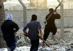 Militsfolk, der er loyale mod Muqtada al-Sadr kæmper mod de britiske styrker i Basra. - Foto: AP 