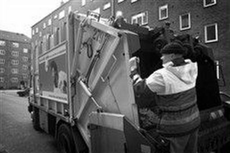 Regeringen ønsker, at private firmaer skal tage en større del af danskernes skrald, men det kan blive en dyr fornøjelse for forbrugerne, konkluderer en rapport.   Arkivfoto: Jens Dresling 