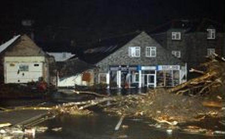 En tre meter høj flodbølge har hærget feriebyen Boscastle. - Foto: AP 