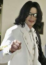 Michael Jackson mødte op i retten for at høre sin arvefjende blive afhørt. - Foto: AP 