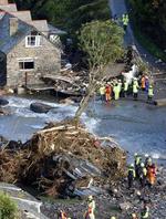 En tre meter høj flodbølge har hærget feriebyen Boscastle. - Foto: AP 
