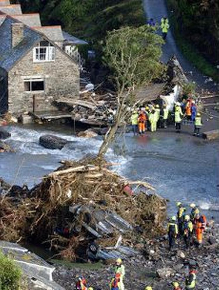 En tre meter høj flodbølge har hærget feriebyen Boscastle. - Foto: AP 