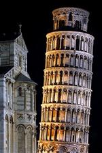 Det skæve tårn i Pisa, fotograferet i 2001, da istandsættelsen næsten var færdig. Nu skal høje billetpriser skåne tårnets trapper for alt for mange turistfødder.   Foto: AP 