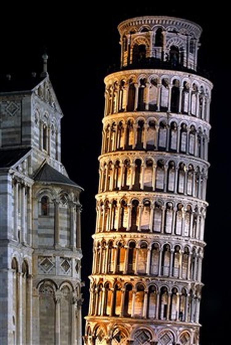 Det skæve tårn i Pisa, fotograferet i 2001, da istandsættelsen næsten var færdig. Nu skal høje billetpriser skåne tårnets trapper for alt for mange turistfødder.   Foto: AP 