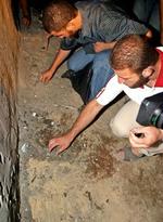 Palæstinensere undersøger skaderne på Ahmed al-Jabaris hus i den besatte Gaza-stribe. - Foto: AP 