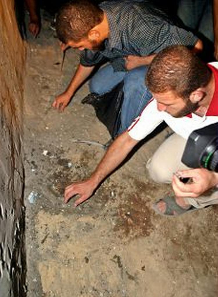 Palæstinensere undersøger skaderne på Ahmed al-Jabaris hus i den besatte Gaza-stribe. - Foto: AP 