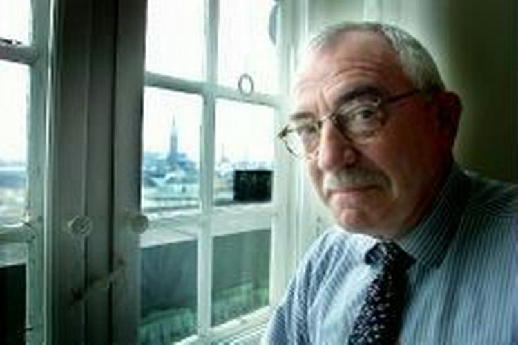 Hug til Uffe for hans forsvar for danske soldaters fremfærd i Irak. - Foto: Jesper Stormly 