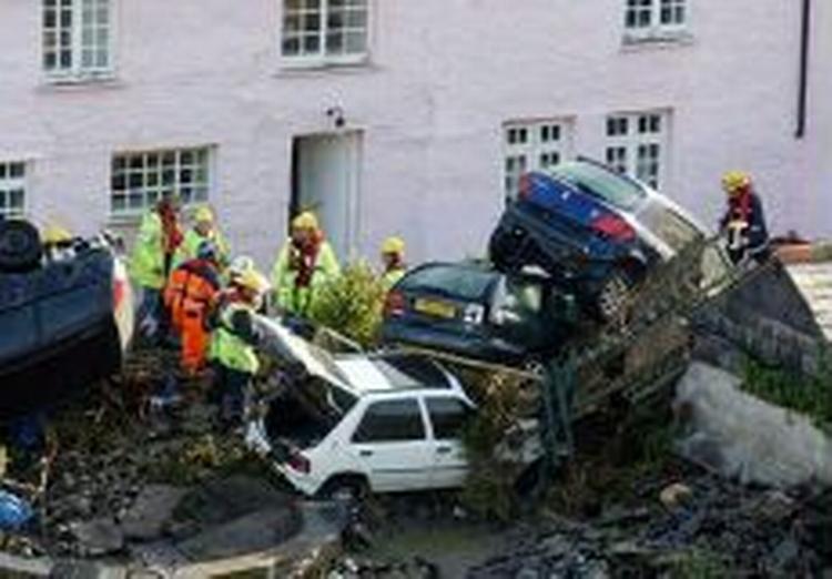 En kæmpe flodbølge ramte i mandags en lille by i England. Europa kan forvente sig mere af den slags i fremtiden. - Foto: AP 