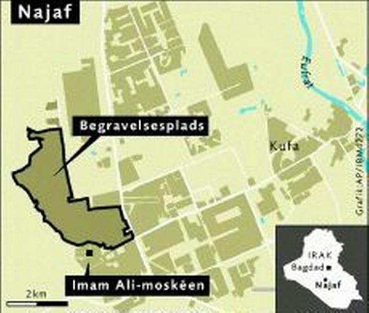 Moqtada al-Sadr er efter mange dages hårde kampe blevet presset tilbage til den hellige shiamuslimske Imam Ali-moské. 