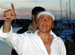 Berlusconis ferie-outfit stod i opsigtsvækkende kontrast til Blairs banale lyseblå polobluse. - Foto: AP 