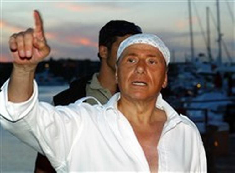 Berlusconis ferie-outfit stod i opsigtsvækkende kontrast til Blairs banale lyseblå polobluse. - Foto: AP 