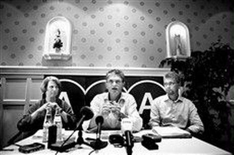 Flankeret af gruppeformand Pia Gjellerup og politisk ordfører Frank Jensen lagde Lykketoft ud med at afvise alle rygter om ny intern uro i partiet. - Foto: Martin Lehmann 