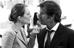 Juliane Moore magter ikke at spille komedie, mens Pierce Brosnan kører den på rutinen. - PR-foto: Nordisk Film 