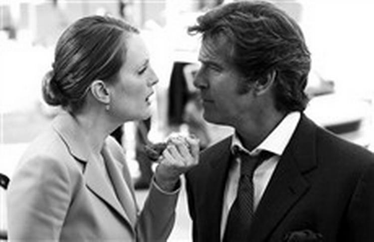 Juliane Moore magter ikke at spille komedie, mens Pierce Brosnan kører den på rutinen. - PR-foto: Nordisk Film 