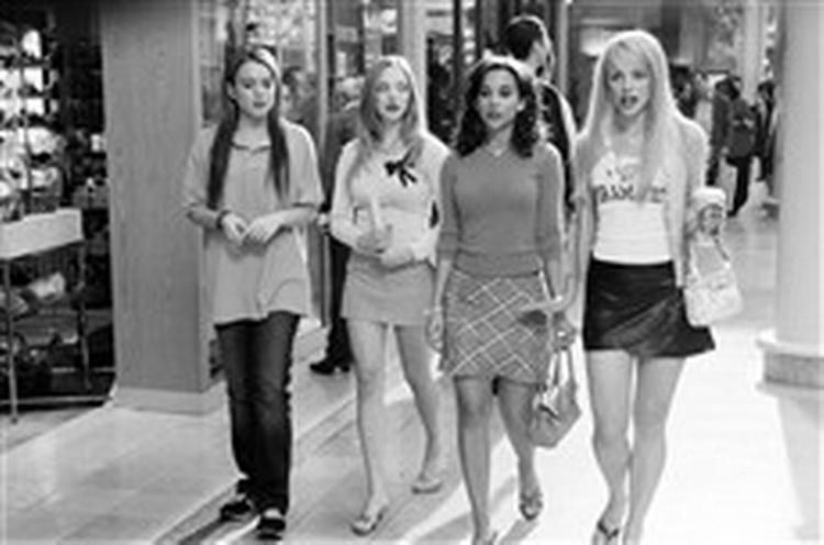 Cady - spillet af Lindsay Lohan (nummer to fra venstre) - infiltrerer skolens diktatoriske Barbie-trio, men bliver grebet af magtelitens søde liv. - PR-foto: UIP 