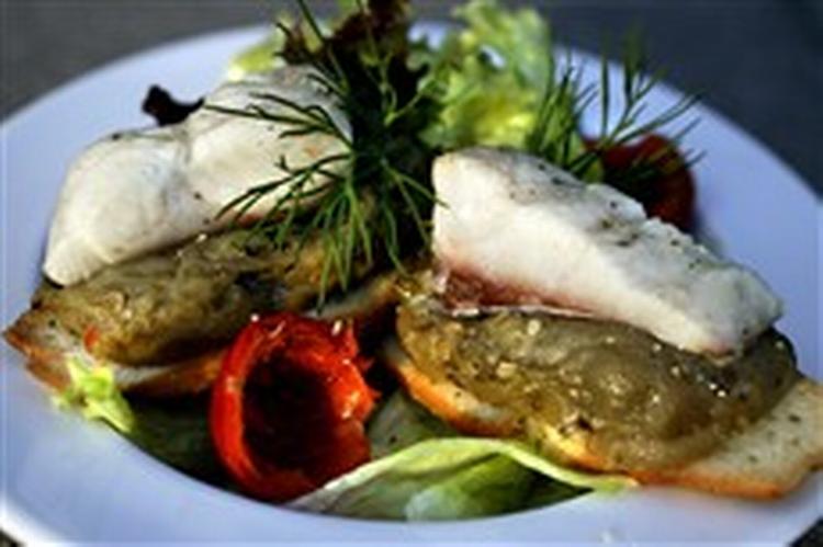 Toast med auberginekompot og stegt multe på salat af agurk og syltede hyben. Bliver serveret som tilbehør til et stegt søtunge fra Strandby. - Foto: Jacob Ehrbahn 