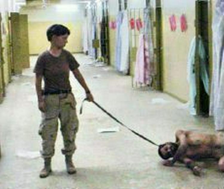 Lægerne i det berygtede Abu Ghraib fængsel i Irak kendte til mishandlingen af fangerne, men gjorde intet for at stoppe det. - Arkivfoto: AP 
