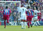 Thomas Gravesen (hvid th) udligner til 1-1 på Selhurst Park på straffe. - Foto: AP 