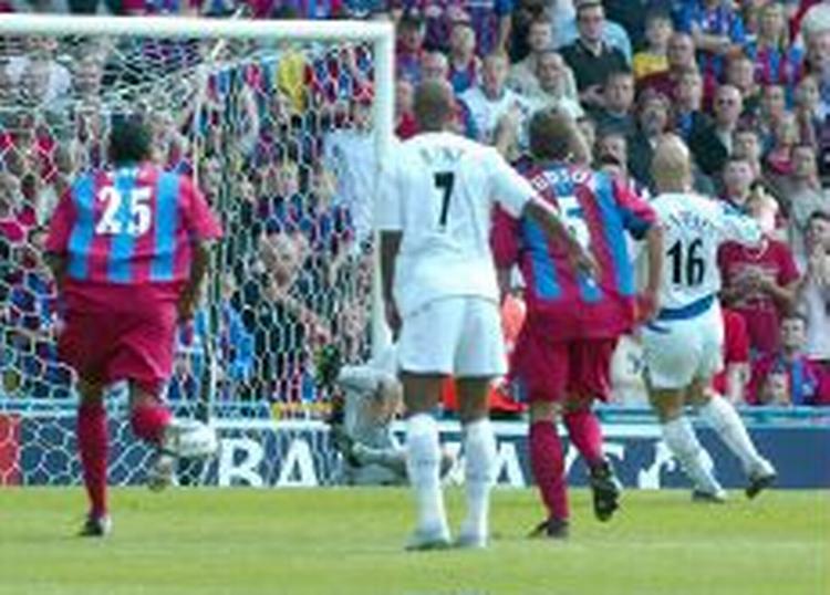 Thomas Gravesen (hvid th) udligner til 1-1 på Selhurst Park på straffe. - Foto: AP 