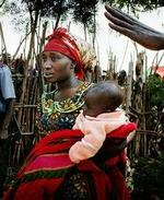 Voldtægt taler man ikke gerne om i Afrika. Men nød har lært 555 kvinder at overvinde skammen. De stiller sig i kø for at få hjælp. - Foto: Jan Grarup 