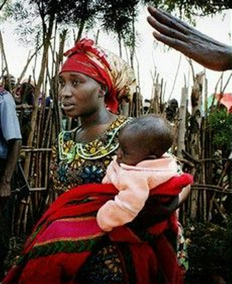 Voldtægt taler man ikke gerne om i Afrika. Men nød har lært 555 kvinder at overvinde skammen. De stiller sig i kø for at få hjælp. - Foto: Jan Grarup 