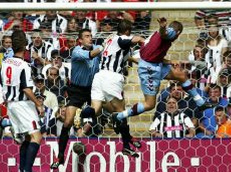 Svenske Mellberg kommer foran og bringer Villa foran. - Foto: AP 