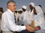 Den britiske udenrigsminister er i Sudan for at lægge pres på regeringen og - som her - besøge flygtningelejre i Darfur. - Foto: AP 