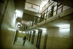Skandalen i Abu Ghraib begyndte med billeder af nøgne ydmygede fanger. Nu viser det sig at fangerne også har været misbrugt til sygeligt onde lege. - Foto: AP 