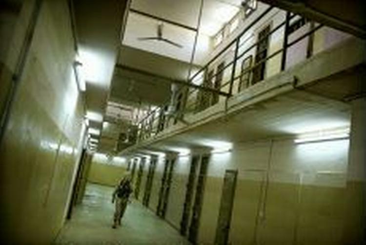 Skandalen i Abu Ghraib begyndte med billeder af nøgne ydmygede fanger. Nu viser det sig at fangerne også har været misbrugt til sygeligt onde lege. - Foto: AP 