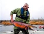 Magne Rosenblad fra Ribe Sportsfiskerforening fremviser et eksemplar af den truede Ribe Å-laks. Laksen kan ende som en sag ved EF-domstolen, hvis Danmark ikke sørger for bedre levevilkår for den.   Foto: Benn Lodbjerg Jensen 