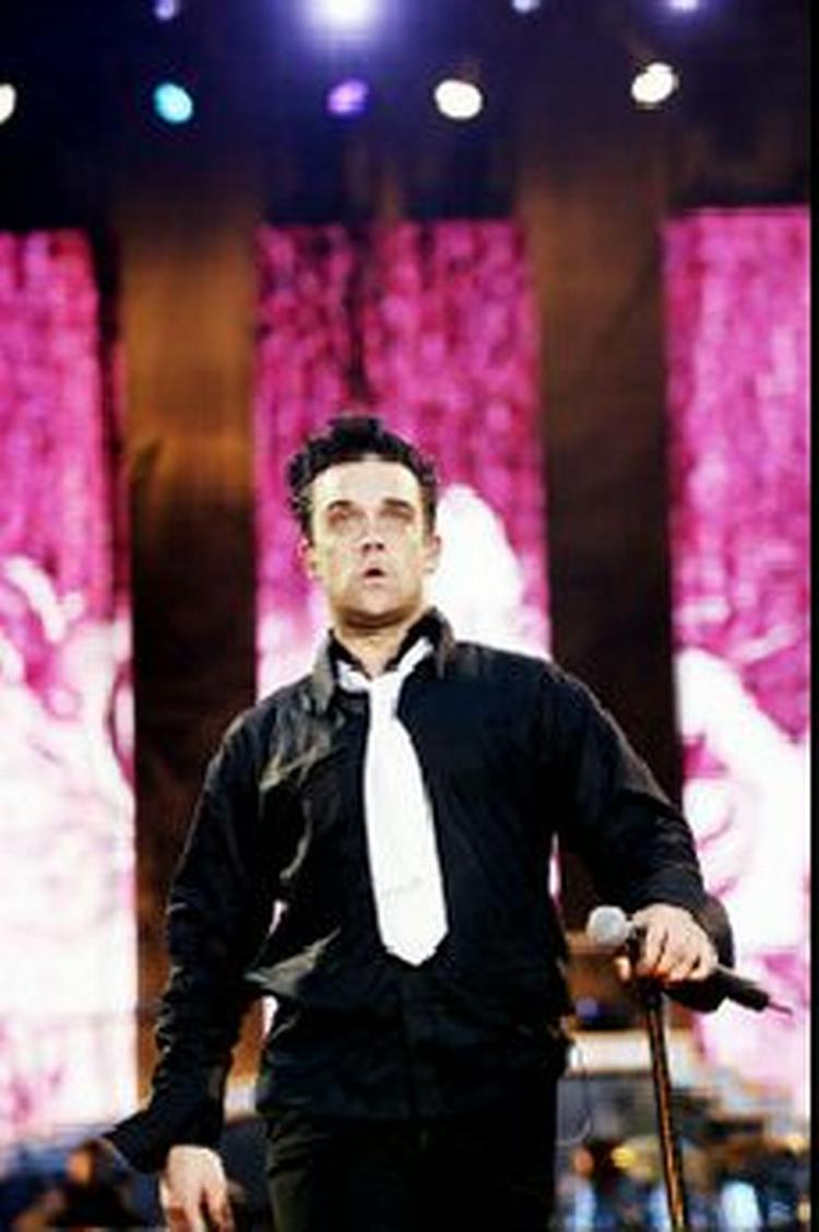 Robbie Williams lægger ikke fingrene i mellem, når han hudfletter de to brødre fra Oasis. - Foto: Thomas Borberg 