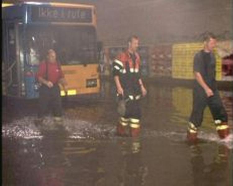 Falck havde travlt emd at hjælpe folk i vandmasserne. - Foto: Localeyes 