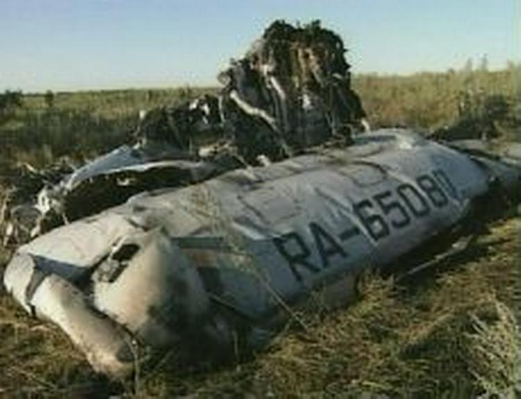 Tv-billeder af vragdele af Tu-134-flyet, der styrtede ned i Tula-regionen 200 km syd for Moskva. - Foto: AP 