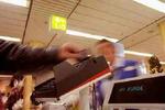 Bruger man dankort i butikken, kommer der er ikke moms på gebyret på betalingen. På nettet skal man betale moms af gebyret. - Arkivfoto: Mads Winther 